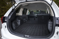 荷室（写真）の手前左側に見えるのは、「ロックフォードフォズゲート プレミアムサウンドシステム」の8chハイパワーアンプ。「Gプレミアムパッケージ」に標準装備される。