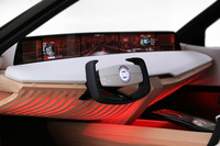 インテリアでは、伝統的な日本の要素と未来的テクノロジーの共存を図っているという。