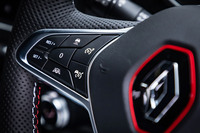 レザー仕立てのステアリングホイールはヒーター機能を内蔵。ストップ＆ゴー機能付きアダプティブクルーズコントロール関連の操作スイッチを、スポーク左サイドに配置している。