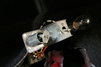 ブレーキランプの左上のソケット部分。接点が熱により変形してしまっていた。