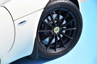 ブラックの軽量鍛造アルミホイールも「ヘリテージエディション」ならではの装備。フロント16インチ、リア17インチと、前後異サイズとなっている。