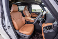 運転席に8Way、助手席に4Wayの電動調整機能、快適温熱（ヒーター）＆ベンチレーション機能が備わるフロントシート。シート表皮は「プレミアムナッパ本革」で、ブラウン（写真）もしくはブラックから選択できる。