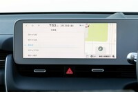 ワイドなセンターモニター。運転席前方のメーターパネルと横並びに連結されている。
