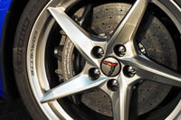 強力なカーボンセラミックブレーキが標準で採用される「コルベットE-Ray」。さらに日本仕様には、ミシュランのスポーツタイヤ「パイロットスポーツ4 S」や専用チューニングの磁性流体ダンパーも装備される。