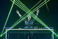 DJのピート・トングがパフォーマンスを披露。