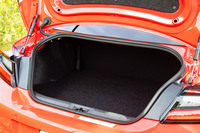 間口は狭いものの、全長4300mm未満のスポーツクーペとしては容量はたっぷりとしている。リアシートは左右一体で前に倒せる