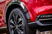 タイヤはこれまでFWDが「ブリヂストン・アレンザH/L33」、4WDは「ミシュラン・プライマシー4」と、銘柄が使い分けられていたが、「ヴェゼルe：HEV RS」では駆動方式を問わずミシュランに統一された。サイズは従来どおり225/50R18となる。