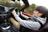 ステアリングを握る筆者。