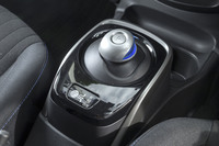 バイワイヤ式のシフトスイッチ。走行モードのセレクトボタンは、その後方（後席側）にレイアウトされる。