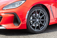 タイヤ＆ホイールは18インチ。今回の試乗車「S」も含めて「BRZ」には全3グレードあるが、それぞれホイールの色やデザインが異なっている。