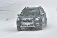 スバルが「シンメトリカルAWD」と呼ぶ四輪駆動システムを採用する「フォレスター アドバンス」。半世紀近い4WD開発の歴史を持つスバルでは、OEMを除く販売車両の実に98％が4WDだという。オフロード専門ブランドではない、いち乗用車メーカーが持つこの驚異的な比率は、他のどのメーカーもまねのできないものだ。