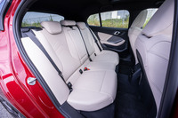 後席はヘッドルーム、ニールームともに、大人が座っても余裕あるスペースを確保。センターコンソールの後部には、後席用のUSB Type-Cソケットが2つ設置されている。