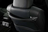 法人の需要を念頭においた“エグゼクティブパッケージ”グレードには、後席用のアシストグリップが備わる。