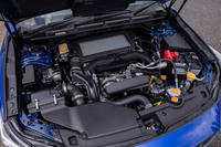 新開発の1.8リッター水平対向4気筒ターボエンジンは、最高出力177PS/5200-5600rpmと最大トルク300N・m/1600-3600rpmを発生。リニアトロニックと呼ばれるマニュアルモード付きCVTと組み合わされる。