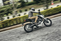 2018年3月に発売された、「CB」シリーズのエントリーモデル「ホンダCB125R」。原付二種に属するため、自動車保険のファミリーバイク特約で任意保険がまかなえるなど、ローコストでの維持が可能となっている。