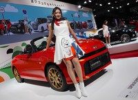 ダイハツのブースで。彼女の後方にある「コペンGRスポーツコンセプト」については、本サイト別ページの解説を参照のこと。