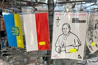 ステッカーの数々。ウクライナ国旗やポーランド国旗とともに、ローマ教皇フランシスコが。