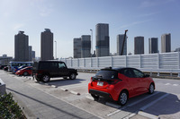 「ヤリス ハイブリッド」でいつもの首都高辰巳PAに出撃。最高出力91PS、最大トルク120N・mの新開発1.5リッター直3エンジンに、同80PS、同141N・mのモーターを組み合わせるハイブリッドパワーユニット（FF車）は、燃費の良さが自慢。しっかりしたボディーやスポーティーな足まわりもヤリスのセリングポイントだろう。