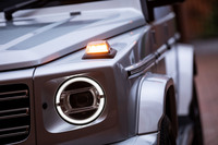 LEDで丸型デザインが構築されたヘッドランプやフロントフェンダー先端上部に取り付けられたウインカーといったディテール、ボディーサイドのモールなど、そこかしこに先代モデルから引き継がれた意匠が採用されている。