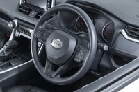 ホーンパッドには「MITSUOKA」エンブレムが貼られる。ステアリングホイール自体をカスタマイズするオプションはないため、リム素材はベースとなる「RAV4」のグレードに準ずる（「20ST」の場合はウレタン巻きだった）。