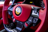 「812スーパーファスト」と同じく、5つの走行モードを切り替えできる「マネッティーノ」のスイッチをステアリングホイールの右下に配置。