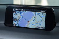 ダッシュボード中央には、センターディスプレイが据えられる。インターネット接続が可能なインフォテインメントシステム「マツダ コネクト」が、画面を介して利用できる。