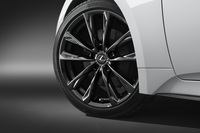 専用ブラックスパッタリング塗装が施された“Fスポーツ モードグリッター”の19インチアルミホイール。