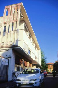購入日に訪れたスタンゲリーニの旧本社。建物の一部を成す「FIAT」ロゴに注目。