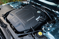 エンジンルームを眺めてみる。ボンネットは前ヒンジでウインドスクリーン側から開く“逆アリゲーター型”と呼ばれるタイプ。