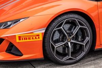 サーキットでの試乗とあって、タイヤはオプションとなる「ピレリPゼロ コルサ」が装着されていた。サイズは前：245/30ZR20、後ろ：305/30ZR20。