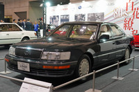 レクサスブランドが立ち上げられたのは1989年のこと。「LS」（写真）と「ES」の2車種でのスタートだった。