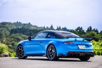 「A110 R」の全長は「A110 S」のエアロキット付きモデルよりも25mm長い4255mm、全高は10mm低い1250mmとなっている。1800mmの全幅と2420mmのホイールベースはベース車と同数値。