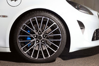 足もとの仕様はグレードによって異なる。「A110 GT」のタイヤサイズは「A110 S」より若干細身で、タイヤの銘柄もよりトータルパフォーマンスを重視したものとなる。