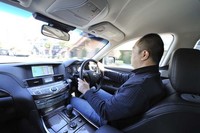 「ECOペダル」（250GTではオプション）は、アクセルペダルの操作に応じてペダルの反力を強めることで、ドライバーのエコ意識を喚起する装置。5〜10％の燃費向上が期待できるという。
