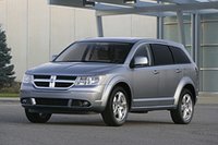 「ダッジ・ジャーニー」は、全長×全幅×全高＝4888×1835×1693mmの、5＋2人乗りクロスオーバーモデル。