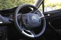 センターはそのままに、リム部分だけが回るステアリングホイールは、「シトロエンC5」の特徴的な装備のひとつ。（写真は、ステアリングを左に50度ほど切った状態）