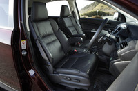 運転席はSUVならではの、見晴らしのよいもの。ボディー全長は先代型より30mm短い。しかし室内長は225mmも拡大されている。