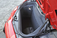 フロントフード下に用意されるラゲッジスペース。前後方向には狭いが、深さがある。