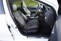 本革とアルカンターラのコンビシート。レッドステッチがアクセント。