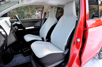 前席はヘッドレスト一体型。表皮は青みがかった白系のファブリックとなる。運転席シートヒーターが標準で備わる（商用バンを除く）。
    