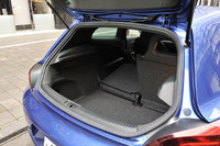 荷室の様子。フルフラットにはならないが、後席を倒し積載スペースを大幅に拡大することもできる。