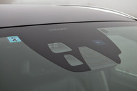 「V60 T4 R-DESIGN」には、レーザーセンサーを使って前方車両への衝突を回避、または衝突被害を軽減する機能（シティセーフティ）が備わる。テスト車はさらに、歩行者をも対象とした回避システムや車線逸脱警告機能などのセットオプション「セーフティ・パッケージ」を装備する。