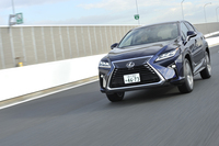 高速道路を行く、ガソリンエンジン車の「RX200t“バージョンL”」。JC08モードの燃費値は、11.8km/リッターを記録する。
