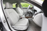 シートはレザーが標準。テスト車にはオプションの18ウェイ電動調整式のミラノレザーシートが装着されていた。