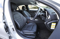 セットオプション「レザーエクスクルーシブパッケージ」を選択したテスト車のシートは、本革仕様。前席（写真）にはシートヒーターが備わる。