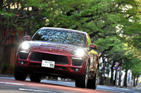 曲線を多様した洗練されたスタイリングは、一般的なSUVの武骨さとは一線を画すもの。