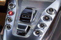 「GT S」のセンターコンソール。走行モード切り替えシステム「AMGダイナミックプラス」のスイッチは、赤いイグニッションボタンの前方に備えられている。
    