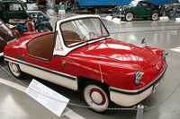 「ビクトリア250“スパッツ”」（1956年）。フォルクスワーゲンに先んじてタトラで、バックボーンフレームにリアエンジン、四輪独立懸架を実用化した伝説的な自動車設計者ハンス・レドヴィンカは、第二次大戦後にナチス協力者の容疑で戦後長い間、獄中生活を余儀なくされていた。レドヴィンカがエゴン・ブルッチェなる人物と共同して設計したのがこの車。プラスチックボディーに、当初は200ccの2ストロークエンジンを搭載した。1956年に製造が開始され、1600台余りという販売成績を残した。
    