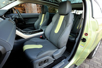 「大胆でスポーティー」をテーマとする「ダイナミック」仕様は、室内のカラーコーディネーションもアグレッシブだ。これは「エナジー」と呼ばれるインテリア。