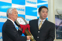 ヤナセ西山社長からゴールデンキーを受け取る巨人軍・阿部慎之助選手。